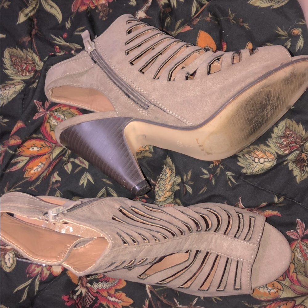 Selling size 7/8 heels